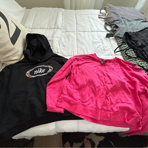 Huge LOT of women’s workout clothing!! - Picture 6 of 16